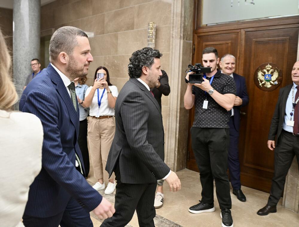 <p>Na dnevnom redu današnje vanredne sjednice Skupštine bio predlog za smjenu šefa parlamenta</p>