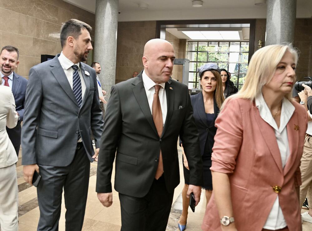 <p>Na dnevnom redu današnje vanredne sjednice Skupštine bio predlog za smjenu šefa parlamenta</p>