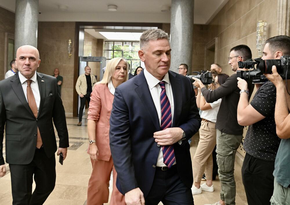 <p>Na dnevnom redu današnje vanredne sjednice Skupštine bio predlog za smjenu šefa parlamenta</p>
