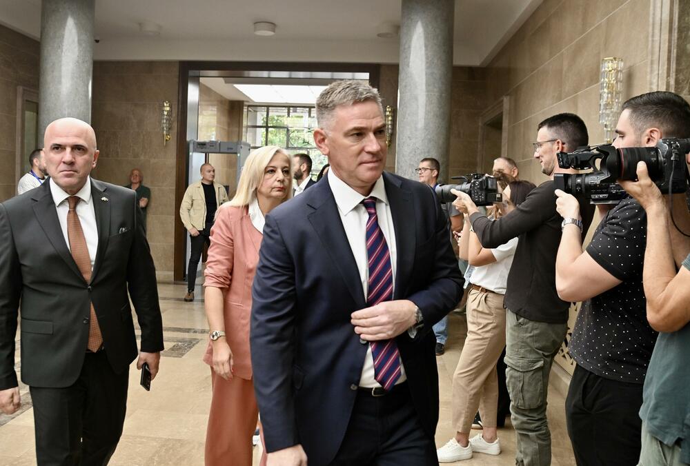 <p>Na dnevnom redu današnje vanredne sjednice Skupštine bio predlog za smjenu šefa parlamenta</p>