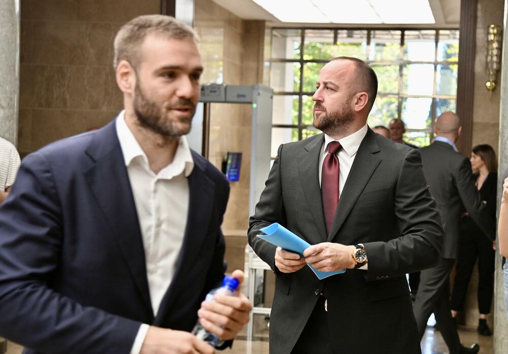<p>Na dnevnom redu današnje vanredne sjednice Skupštine bio predlog za smjenu šefa parlamenta</p>