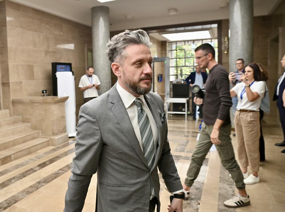 <p>Na dnevnom redu današnje vanredne sjednice Skupštine bio predlog za smjenu šefa parlamenta</p>