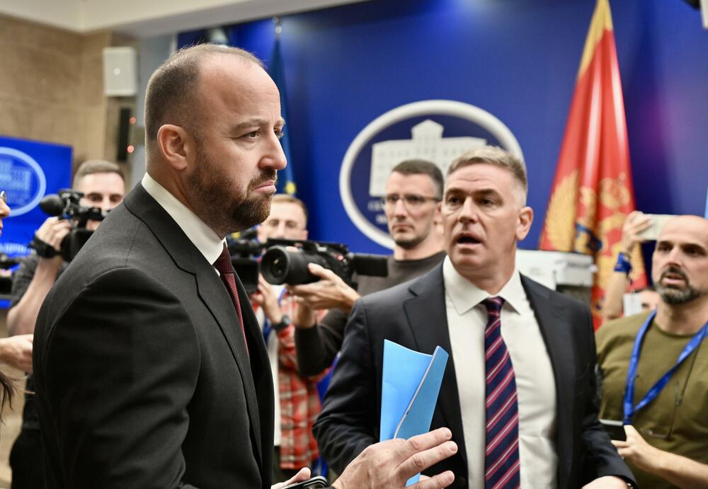 <p>Na dnevnom redu današnje vanredne sjednice Skupštine bio predlog za smjenu šefa parlamenta</p>