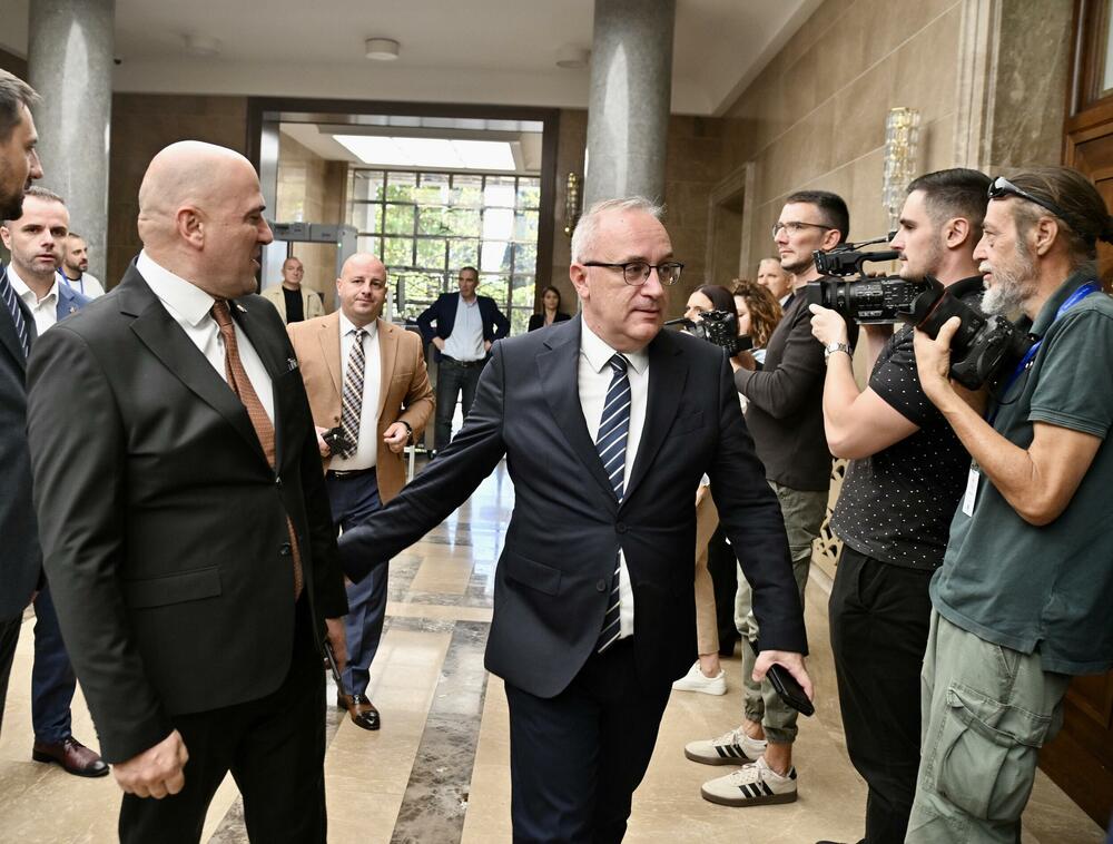 <p>Na dnevnom redu današnje vanredne sjednice Skupštine bio predlog za smjenu šefa parlamenta</p>