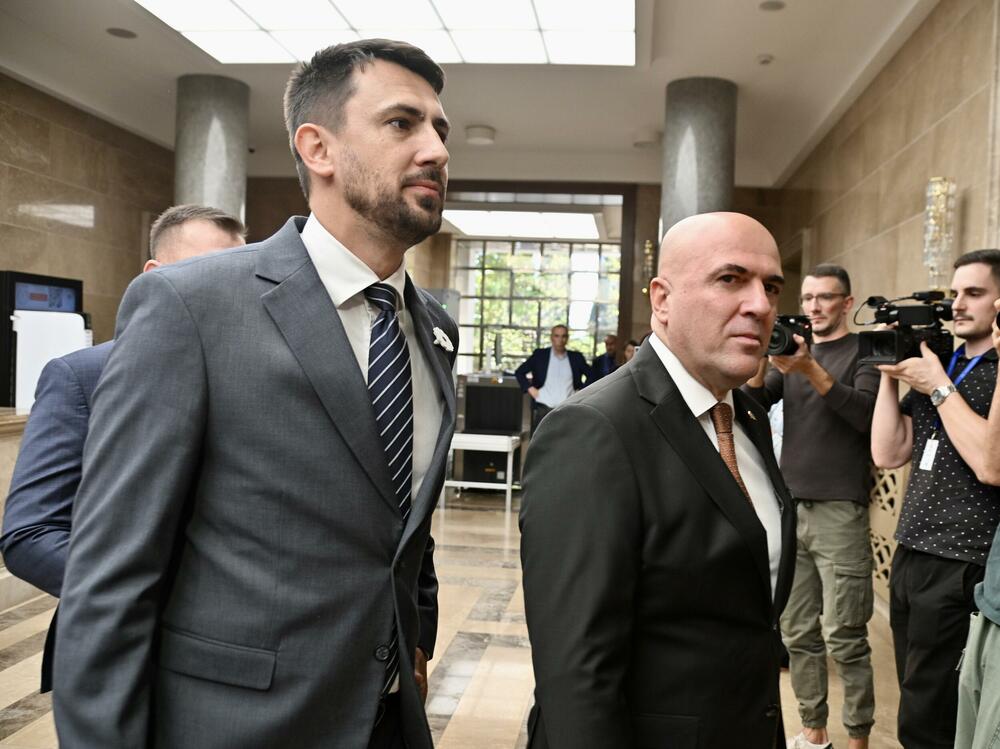 <p>Na dnevnom redu današnje vanredne sjednice Skupštine bio predlog za smjenu šefa parlamenta</p>
