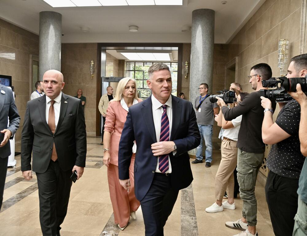 <p>Na dnevnom redu današnje vanredne sjednice Skupštine bio predlog za smjenu šefa parlamenta</p>