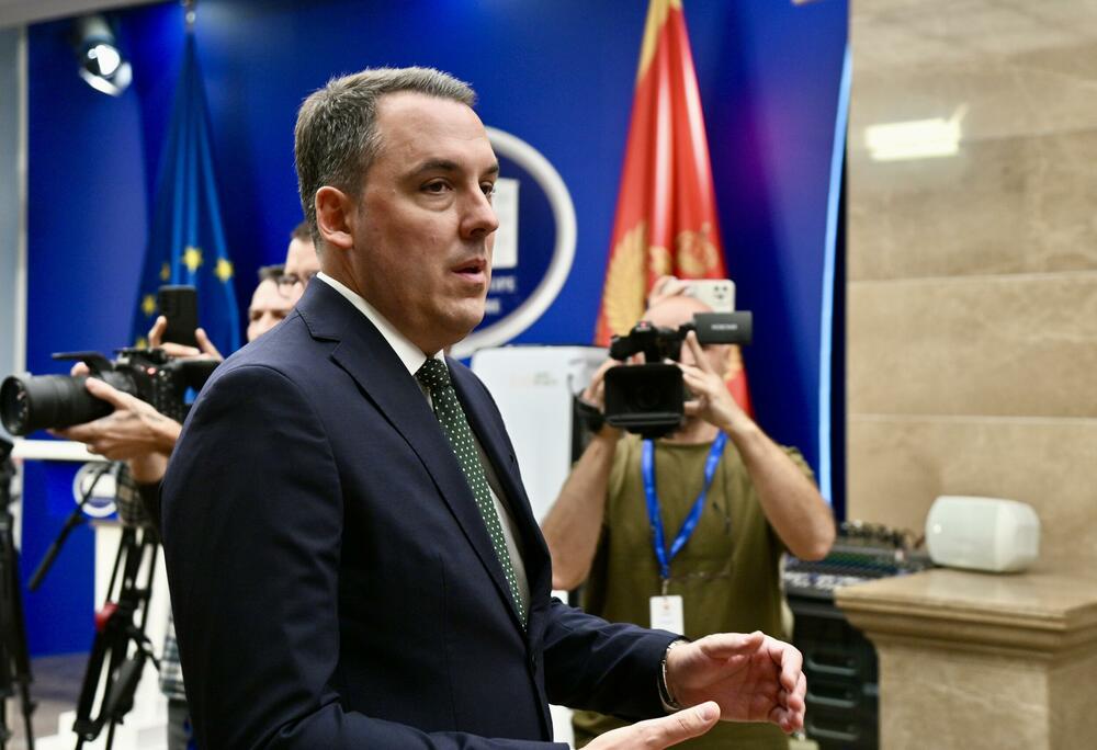 <p>Na dnevnom redu današnje vanredne sjednice Skupštine bio predlog za smjenu šefa parlamenta</p>