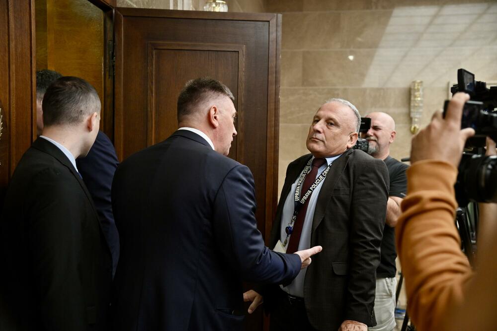 <p>Na dnevnom redu današnje vanredne sjednice Skupštine bio predlog za smjenu šefa parlamenta</p>