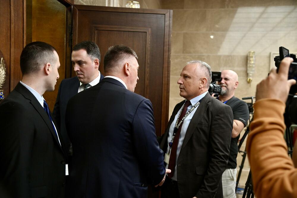 <p>Na dnevnom redu današnje vanredne sjednice Skupštine bio predlog za smjenu šefa parlamenta</p>