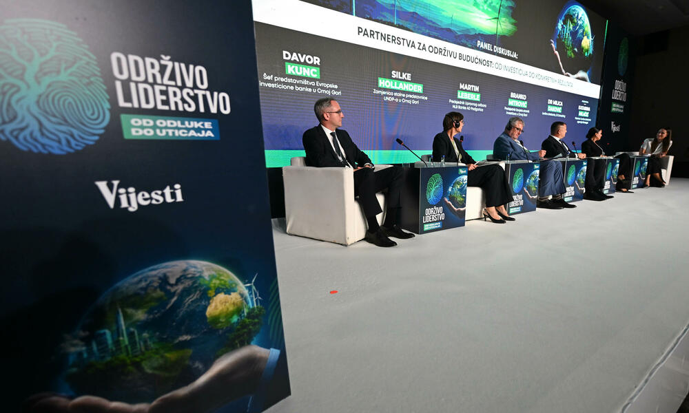 <p>Vijesti organizovale konferenciju koja je okupila okupiće predstavnike institucija, međunarodnih organizacija, poslovne, akademske i finansijske zajednice, civilnog sektora, kao i stručnjake iz oblasti održivog razvoja, energetike, investicija i ESG-a</p>