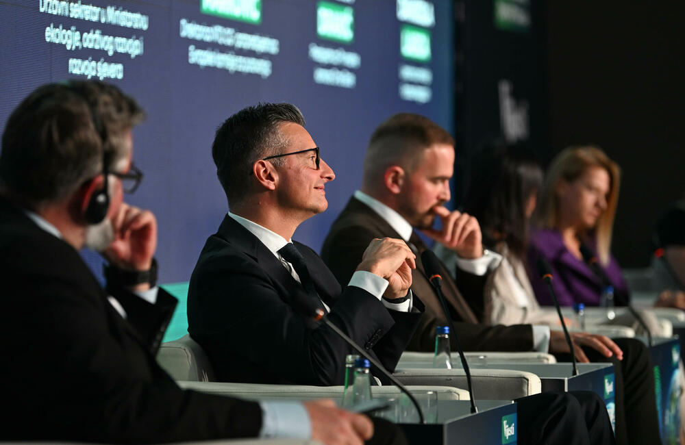 <p>Vijesti organizovale konferenciju koja je okupila okupiće predstavnike institucija, međunarodnih organizacija, poslovne, akademske i finansijske zajednice, civilnog sektora, kao i stručnjake iz oblasti održivog razvoja, energetike, investicija i ESG-a</p>