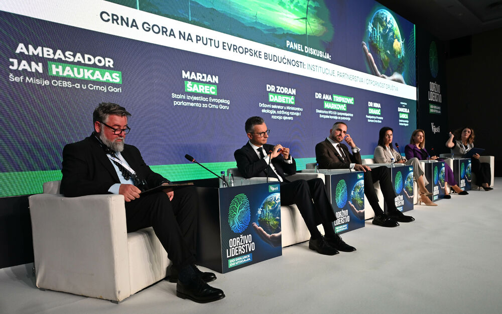 <p>Vijesti organizovale konferenciju koja je okupila okupiće predstavnike institucija, međunarodnih organizacija, poslovne, akademske i finansijske zajednice, civilnog sektora, kao i stručnjake iz oblasti održivog razvoja, energetike, investicija i ESG-a</p>