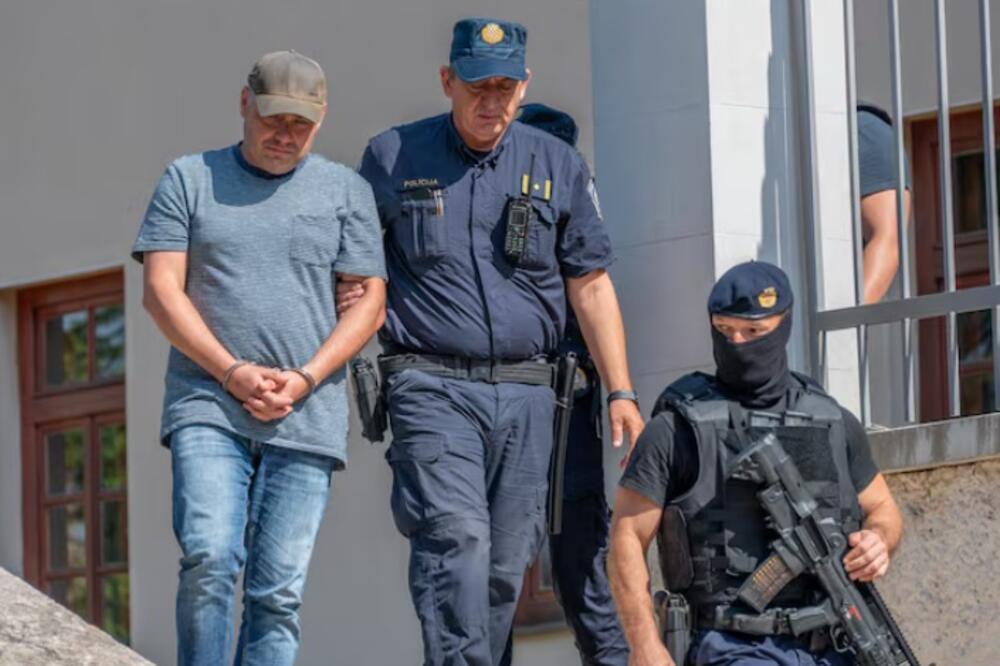 Policija sprovodi Žuravljova nakon sudskog ročišta u Puli 20. avgusta, Foto: Reuters
