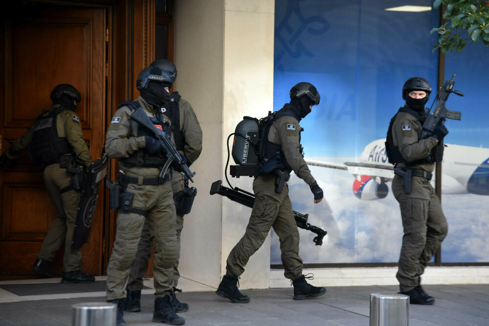 Policija u februaru ispred zgrade u kojoj se nalazi Prva banka i stan biznismena i najvećeg pojedinačnog akcionara Prve banke Aca Đukanovića, Foto: BORIS PEJOVIC