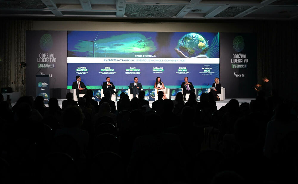 <p>Vijesti organizovale konferenciju koja je okupila okupiće predstavnike institucija, međunarodnih organizacija, poslovne, akademske i finansijske zajednice, civilnog sektora, kao i stručnjake iz oblasti održivog razvoja, energetike, investicija i ESG-a</p>