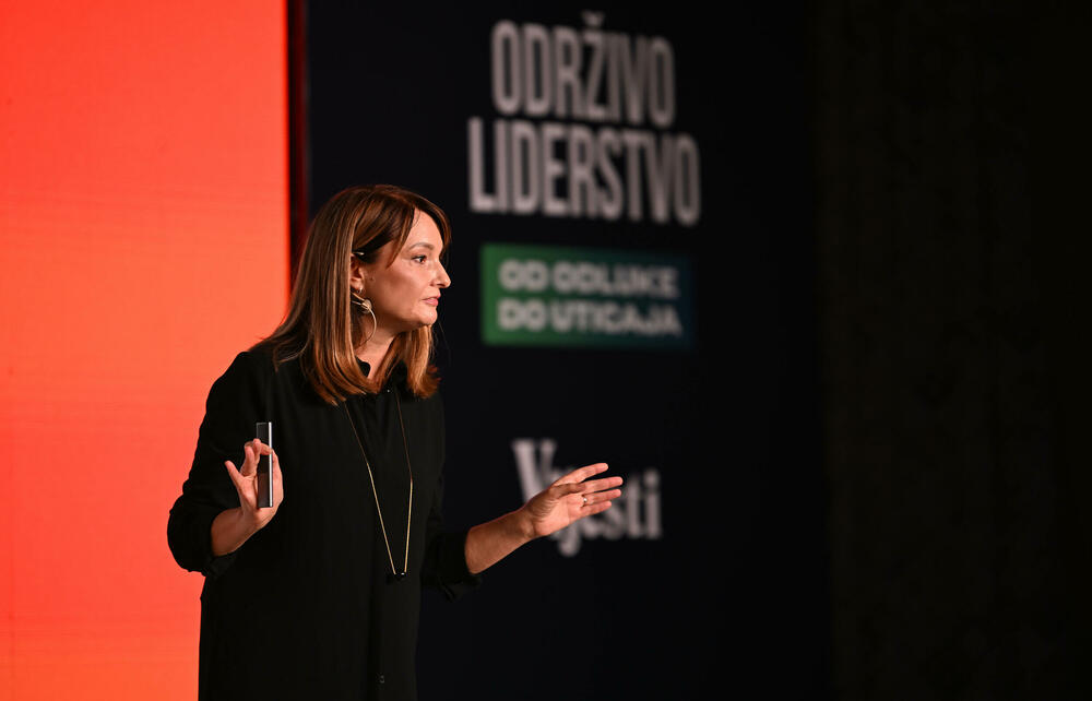<p>Vijesti organizovale konferenciju koja je okupila okupiće predstavnike institucija, međunarodnih organizacija, poslovne, akademske i finansijske zajednice, civilnog sektora, kao i stručnjake iz oblasti održivog razvoja, energetike, investicija i ESG-a</p>