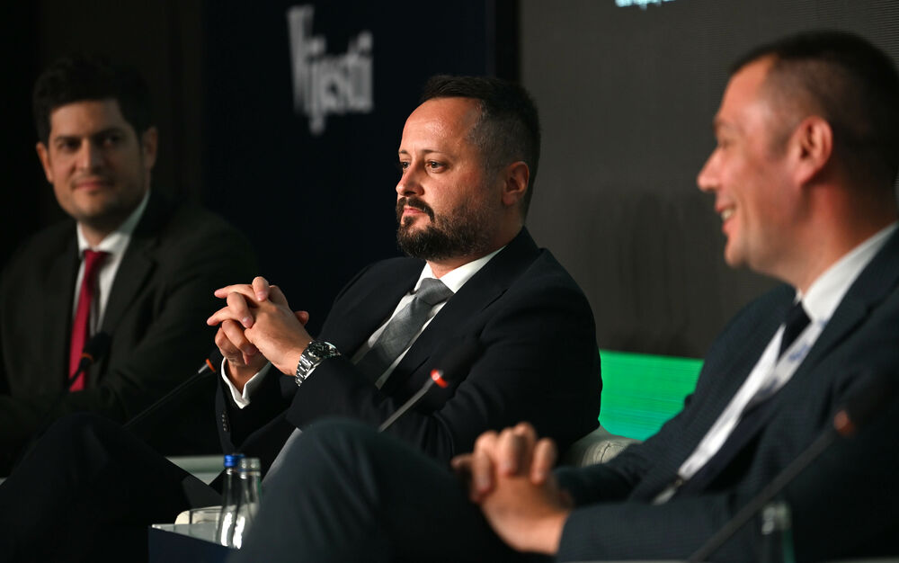 <p>Vijesti organizovale konferenciju koja je okupila okupiće predstavnike institucija, međunarodnih organizacija, poslovne, akademske i finansijske zajednice, civilnog sektora, kao i stručnjake iz oblasti održivog razvoja, energetike, investicija i ESG-a</p>