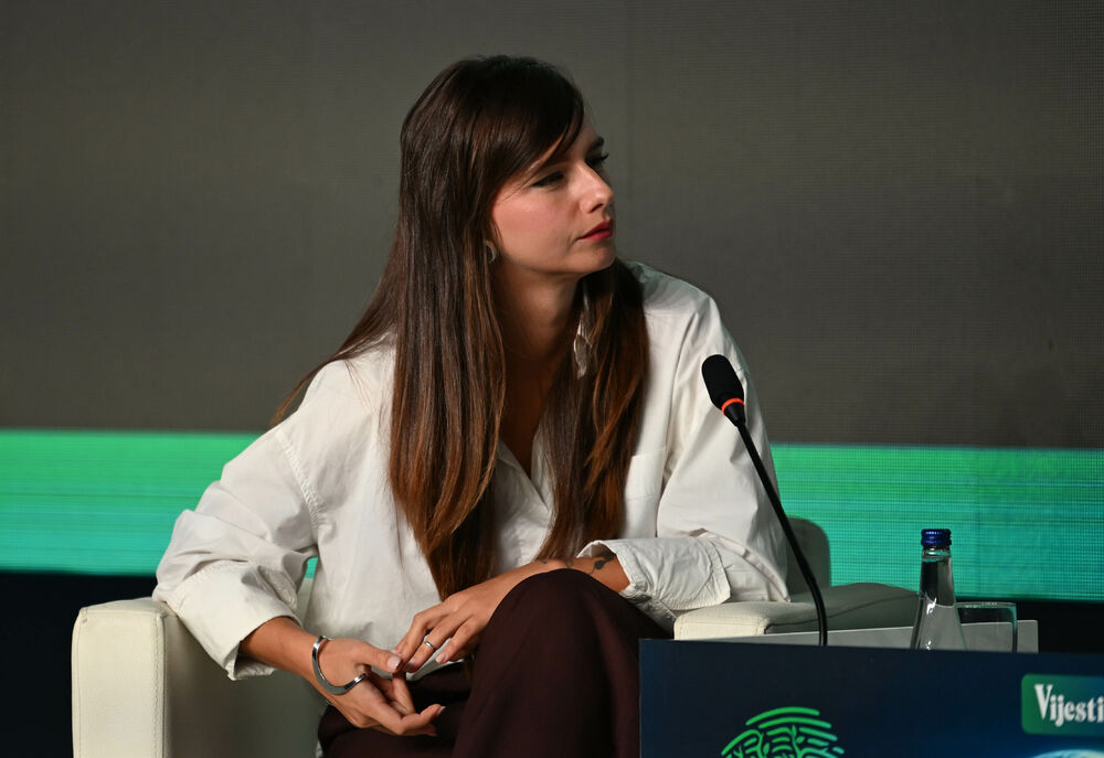 <p>Vijesti organizovale konferenciju koja je okupila okupiće predstavnike institucija, međunarodnih organizacija, poslovne, akademske i finansijske zajednice, civilnog sektora, kao i stručnjake iz oblasti održivog razvoja, energetike, investicija i ESG-a</p>