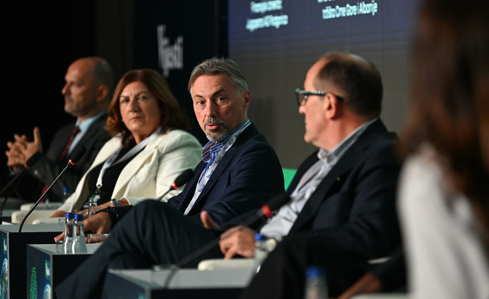 <p>Vijesti organizovale konferenciju koja je okupila okupiće predstavnike institucija, međunarodnih organizacija, poslovne, akademske i finansijske zajednice, civilnog sektora, kao i stručnjake iz oblasti održivog razvoja, energetike, investicija i ESG-a</p>