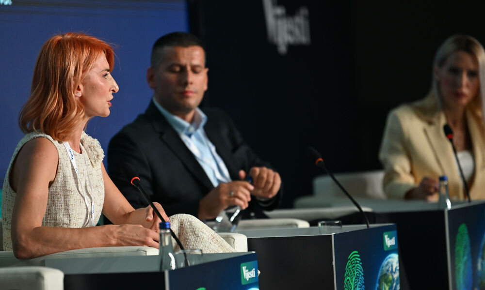 <p>Vijesti organizovale konferenciju koja je okupila okupiće predstavnike institucija, međunarodnih organizacija, poslovne, akademske i finansijske zajednice, civilnog sektora, kao i stručnjake iz oblasti održivog razvoja, energetike, investicija i ESG-a</p>