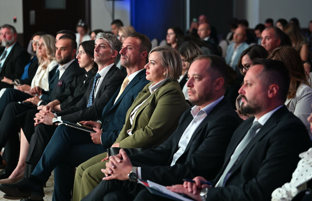 <p>Vijesti organizovale konferenciju koja je okupila okupiće predstavnike institucija, međunarodnih organizacija, poslovne, akademske i finansijske zajednice, civilnog sektora, kao i stručnjake iz oblasti održivog razvoja, energetike, investicija i ESG-a</p>