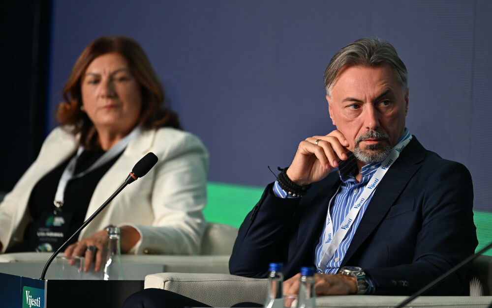 <p>Vijesti organizovale konferenciju koja je okupila okupiće predstavnike institucija, međunarodnih organizacija, poslovne, akademske i finansijske zajednice, civilnog sektora, kao i stručnjake iz oblasti održivog razvoja, energetike, investicija i ESG-a</p>