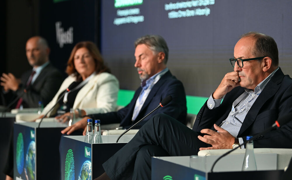 <p>Vijesti organizovale konferenciju koja je okupila okupiće predstavnike institucija, međunarodnih organizacija, poslovne, akademske i finansijske zajednice, civilnog sektora, kao i stručnjake iz oblasti održivog razvoja, energetike, investicija i ESG-a</p>