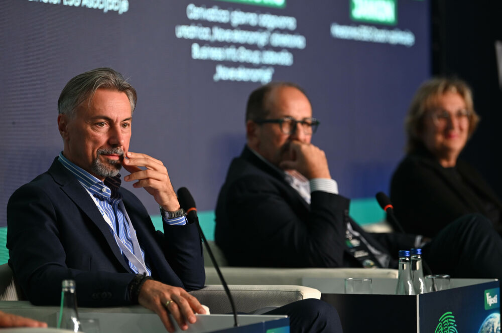 <p>Vijesti organizovale konferenciju koja je okupila okupiće predstavnike institucija, međunarodnih organizacija, poslovne, akademske i finansijske zajednice, civilnog sektora, kao i stručnjake iz oblasti održivog razvoja, energetike, investicija i ESG-a</p>
