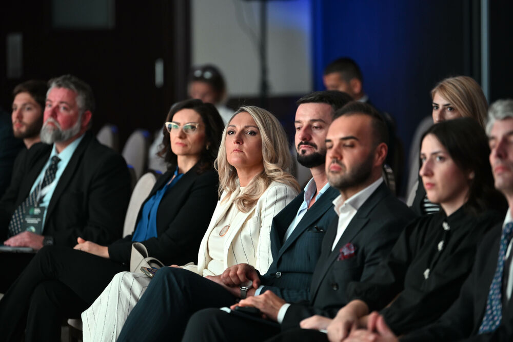 <p>Vijesti organizovale konferenciju koja je okupila okupiće predstavnike institucija, međunarodnih organizacija, poslovne, akademske i finansijske zajednice, civilnog sektora, kao i stručnjake iz oblasti održivog razvoja, energetike, investicija i ESG-a</p>
