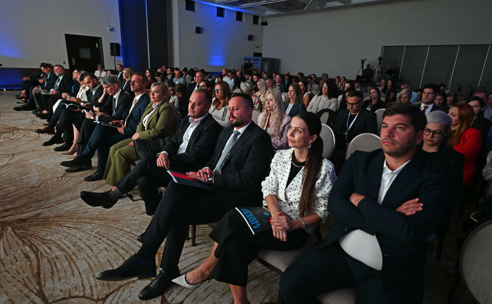 <p>Vijesti organizovale konferenciju koja je okupila okupiće predstavnike institucija, međunarodnih organizacija, poslovne, akademske i finansijske zajednice, civilnog sektora, kao i stručnjake iz oblasti održivog razvoja, energetike, investicija i ESG-a</p>