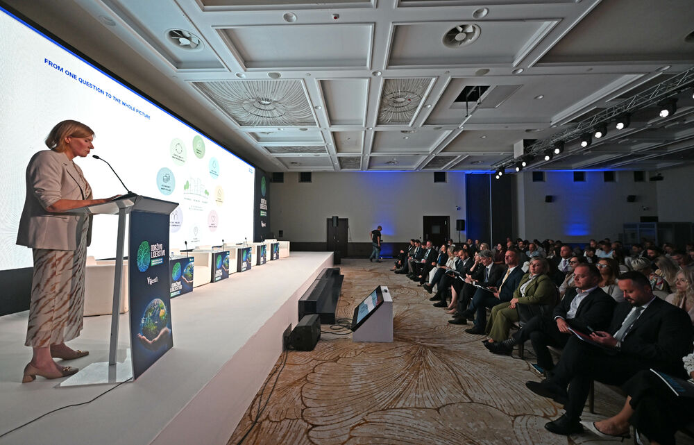<p>Vijesti organizovale konferenciju koja je okupila okupiće predstavnike institucija, međunarodnih organizacija, poslovne, akademske i finansijske zajednice, civilnog sektora, kao i stručnjake iz oblasti održivog razvoja, energetike, investicija i ESG-a</p>