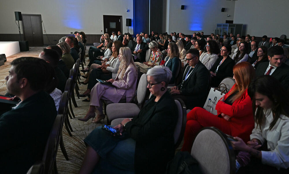 <p>Vijesti organizovale konferenciju koja je okupila okupiće predstavnike institucija, međunarodnih organizacija, poslovne, akademske i finansijske zajednice, civilnog sektora, kao i stručnjake iz oblasti održivog razvoja, energetike, investicija i ESG-a</p>