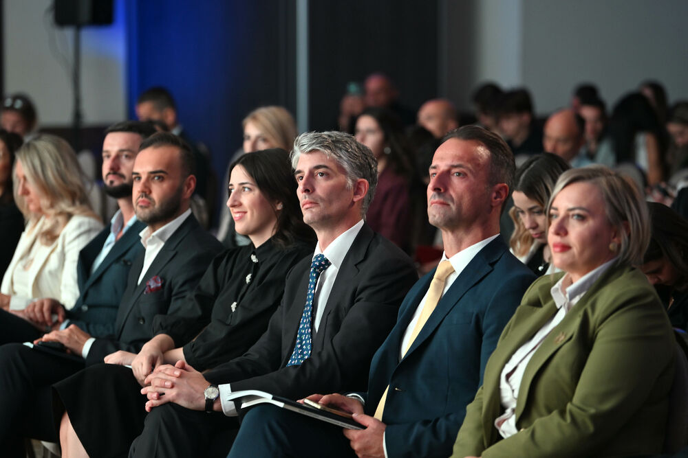 <p>Vijesti organizovale konferenciju koja je okupila okupiće predstavnike institucija, međunarodnih organizacija, poslovne, akademske i finansijske zajednice, civilnog sektora, kao i stručnjake iz oblasti održivog razvoja, energetike, investicija i ESG-a</p>