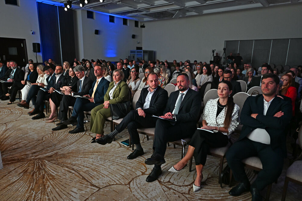 <p>Vijesti organizovale konferenciju koja je okupila okupiće predstavnike institucija, međunarodnih organizacija, poslovne, akademske i finansijske zajednice, civilnog sektora, kao i stručnjake iz oblasti održivog razvoja, energetike, investicija i ESG-a</p>