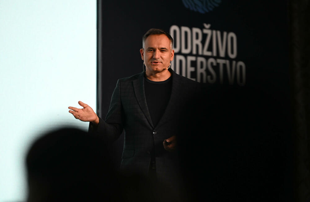 <p>Vijesti organizovale konferenciju koja je okupila okupiće predstavnike institucija, međunarodnih organizacija, poslovne, akademske i finansijske zajednice, civilnog sektora, kao i stručnjake iz oblasti održivog razvoja, energetike, investicija i ESG-a</p>