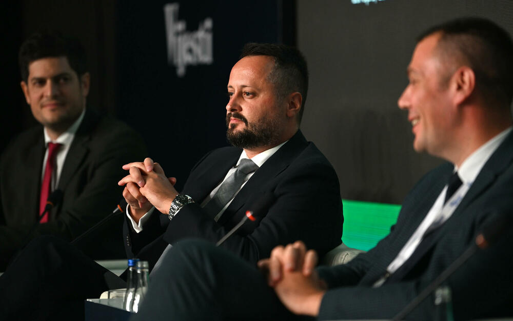 <p>Vijesti organizovale konferenciju koja je okupila okupiće predstavnike institucija, međunarodnih organizacija, poslovne, akademske i finansijske zajednice, civilnog sektora, kao i stručnjake iz oblasti održivog razvoja, energetike, investicija i ESG-a</p>