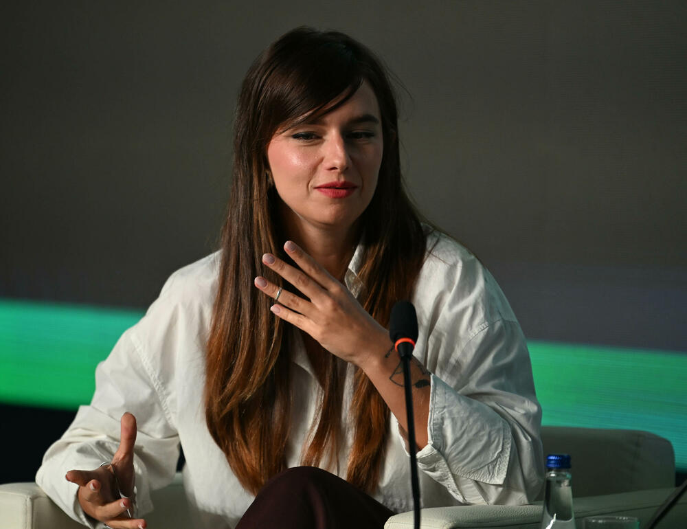 <p>Vijesti organizovale konferenciju koja je okupila okupiće predstavnike institucija, međunarodnih organizacija, poslovne, akademske i finansijske zajednice, civilnog sektora, kao i stručnjake iz oblasti održivog razvoja, energetike, investicija i ESG-a</p>