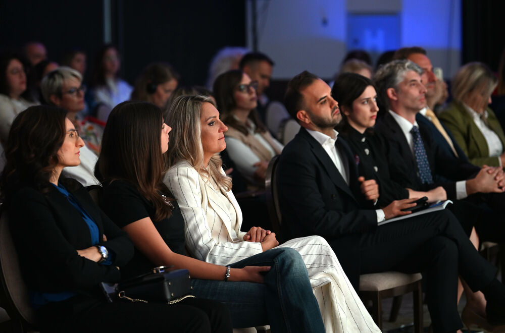 <p>Vijesti organizovale konferenciju koja je okupila okupiće predstavnike institucija, međunarodnih organizacija, poslovne, akademske i finansijske zajednice, civilnog sektora, kao i stručnjake iz oblasti održivog razvoja, energetike, investicija i ESG-a</p>
