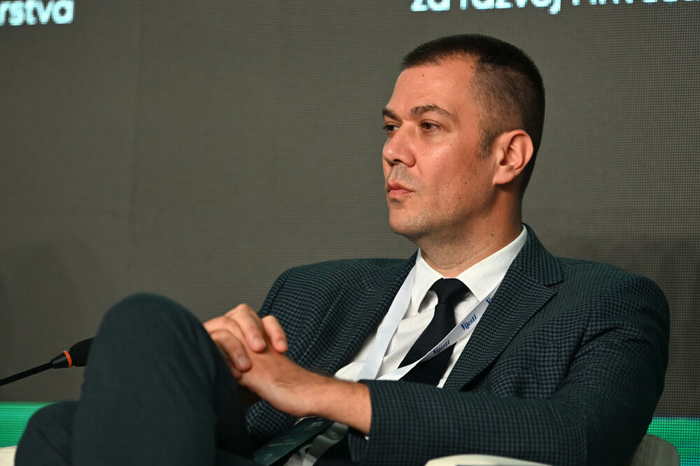 <p>Vijesti organizovale konferenciju koja je okupila okupiće predstavnike institucija, međunarodnih organizacija, poslovne, akademske i finansijske zajednice, civilnog sektora, kao i stručnjake iz oblasti održivog razvoja, energetike, investicija i ESG-a</p>