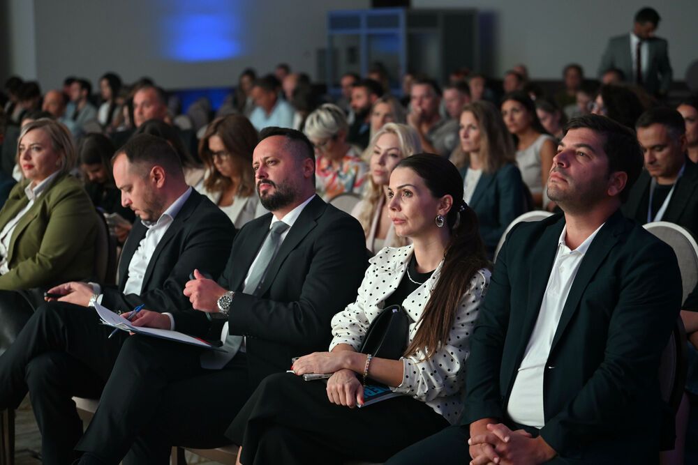 <p>Vijesti organizovale konferenciju koja je okupila okupiće predstavnike institucija, međunarodnih organizacija, poslovne, akademske i finansijske zajednice, civilnog sektora, kao i stručnjake iz oblasti održivog razvoja, energetike, investicija i ESG-a</p>