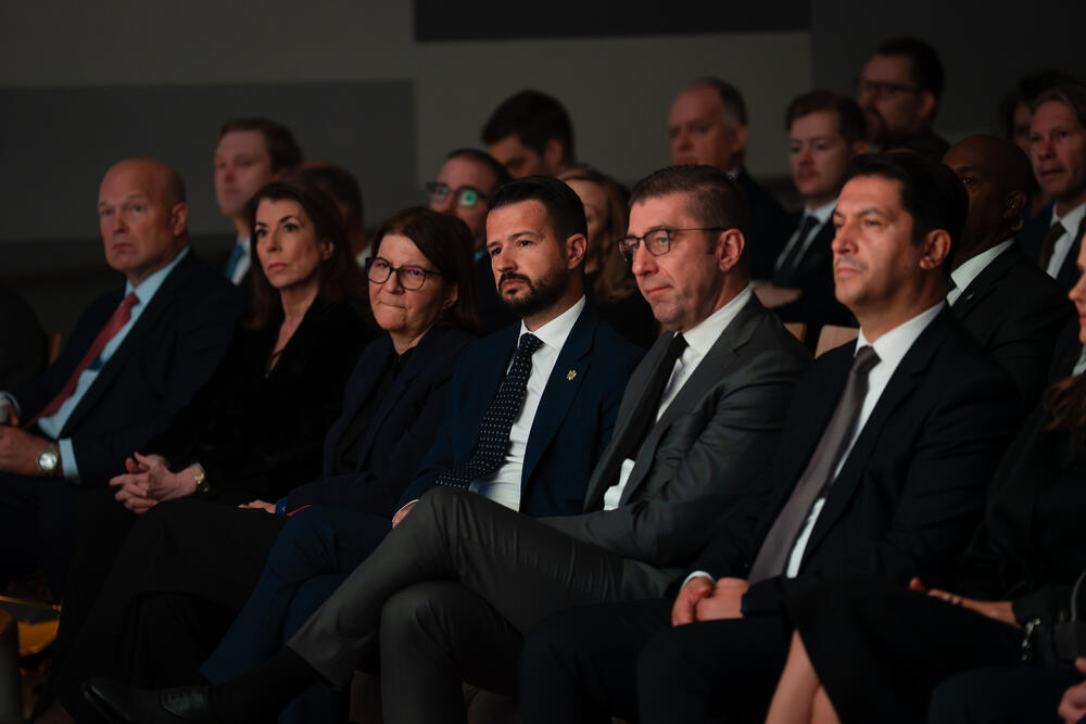 <p>Predsjednik Crne Gore Jakov Milatović je, kako je saopšteno iz njegovog kabineta, prisustvovao u Njujorku komemorativnom događaju povodom 25 godina od terorističkih napada na kojem se obratio generalni sekretar NATO Mark Rute, a potom obišao Memorijalni muzej 11. septembra</p>
