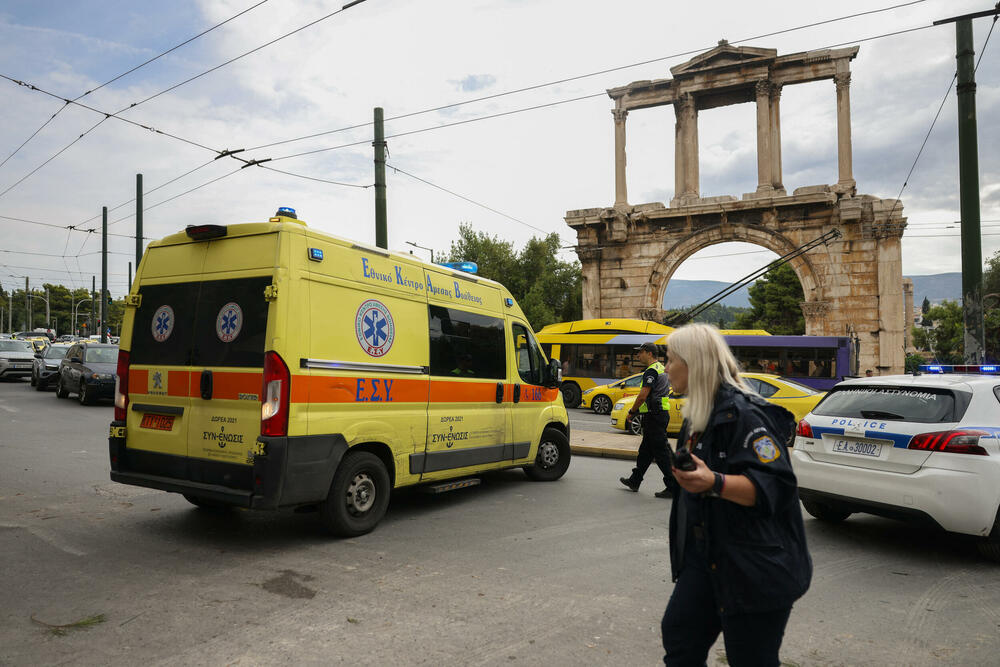 <p>Eksplozija je uništila dvospratnu zgradu u Plaki, u blizini nekih od najposjećenijih znamenitosti Atine, uključujući Akropolj i Hram Zevsa Olimpijskog. Tri osobe su povrijeđene, oštećene su okolne kuće, prodavnice i automobili, dok su djelovi ruševina i razbijenog stakla odletjeli i do tri bloka dalje</p>