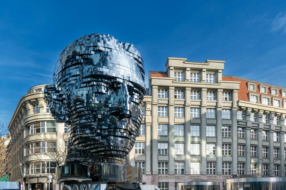 Pokretni spomenik Francu Kafki, djelo umjetnika Davida Černog. U pozadini je zgrada Gradske uprave Praga, glavnog grada Češke, Foto: Shutterstock