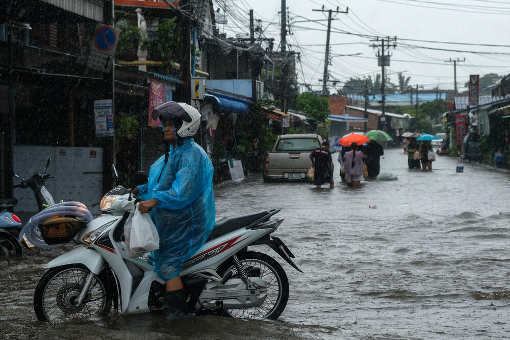 <p>U Bangkoku je od četvrtka palo više od 30 centimetara kiše, poplava se širi, blokirajući puteve i zaustavljajući sav saobraćaj, a radnje su danas uglavnom zatvorene</p>