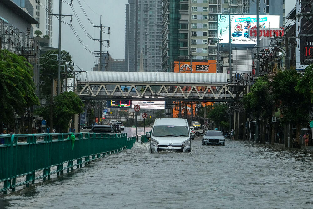 <p>U Bangkoku je od četvrtka palo više od 30 centimetara kiše, poplava se širi, blokirajući puteve i zaustavljajući sav saobraćaj, a radnje su danas uglavnom zatvorene</p>