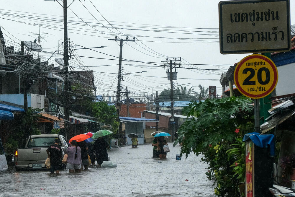 <p>U Bangkoku je od četvrtka palo više od 30 centimetara kiše, poplava se širi, blokirajući puteve i zaustavljajući sav saobraćaj, a radnje su danas uglavnom zatvorene</p>