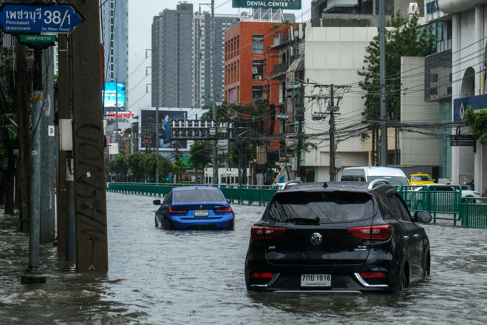 <p>U Bangkoku je od četvrtka palo više od 30 centimetara kiše, poplava se širi, blokirajući puteve i zaustavljajući sav saobraćaj, a radnje su danas uglavnom zatvorene</p>
