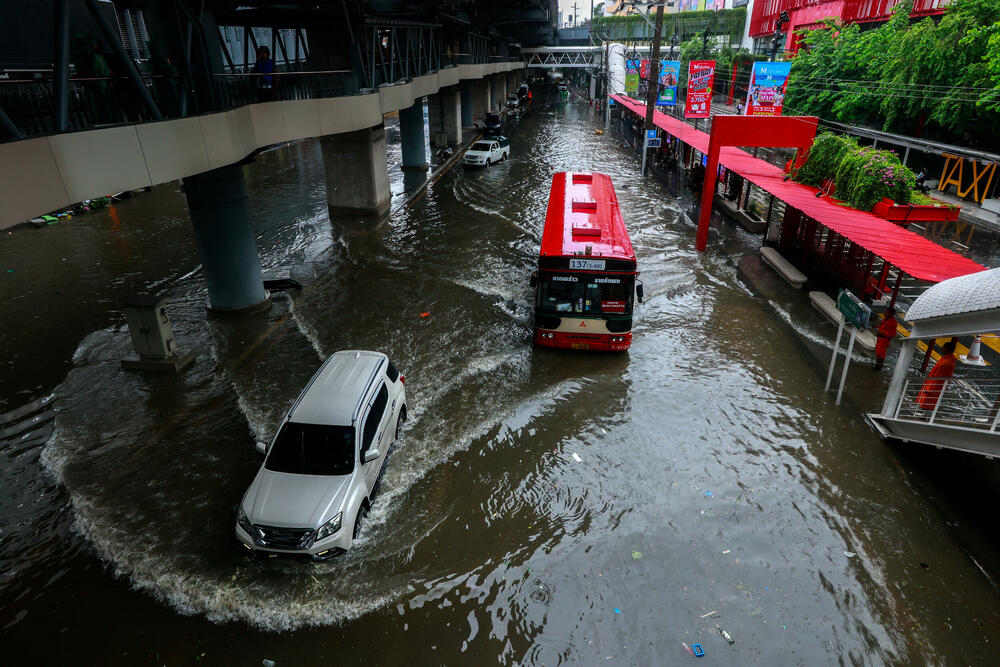 <p>U Bangkoku je od četvrtka palo više od 30 centimetara kiše, poplava se širi, blokirajući puteve i zaustavljajući sav saobraćaj, a radnje su danas uglavnom zatvorene</p>