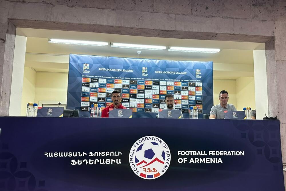 Stefan Savić i selektor Mirko Vučinić na presu u Jerevanu, Foto: Kosta Bošković