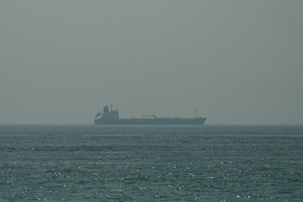 Tanker za naftu Al Šafija plovi morem u blizini obale Omana, snimljeno iz Musandama, Foto: Reuters